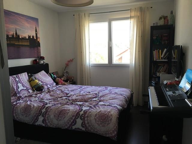 Schlafzimmer mit Doppelbett und Arbeitsbereich