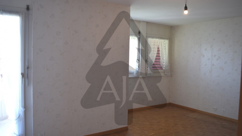 Leerer Wohnraum mit Fenstern