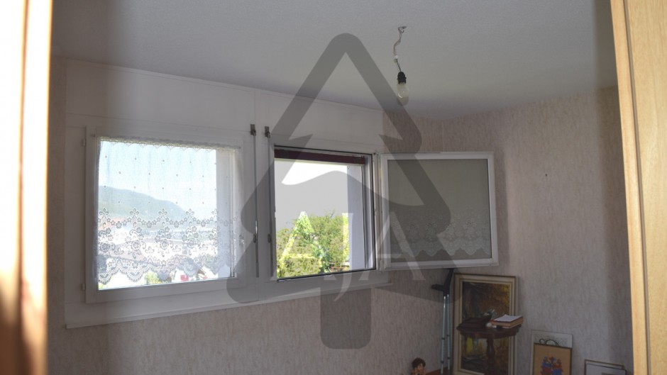 Helles Zimmer mit mehreren Fenstern