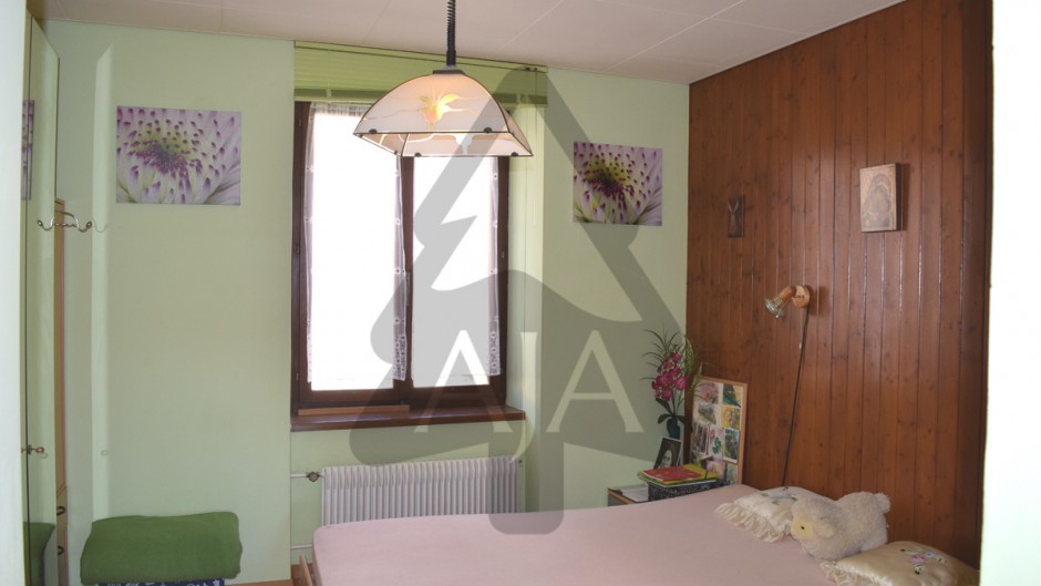 Gemütliches Schlafzimmer mit Holzvertäfelung