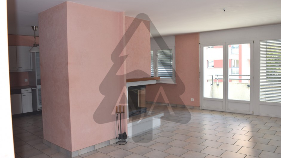Wohnzimmer mit Kamin und Balkonzugang