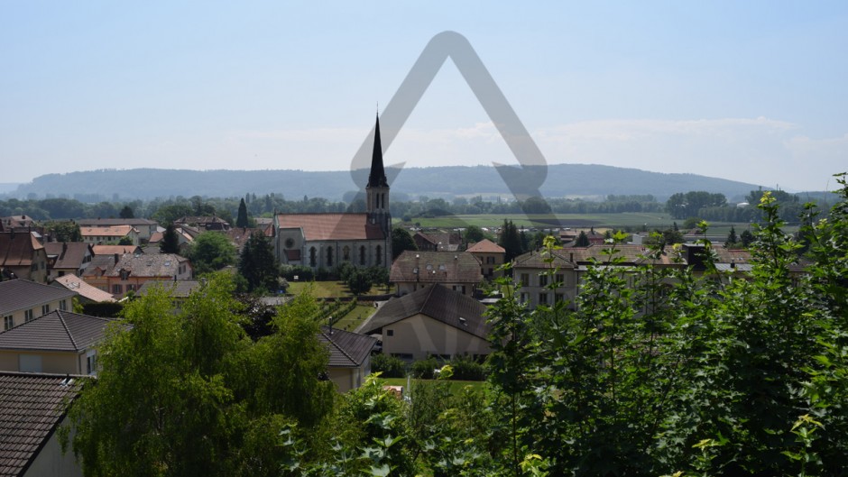 Dorf- und Landschaftspanorama mit Kirchturm