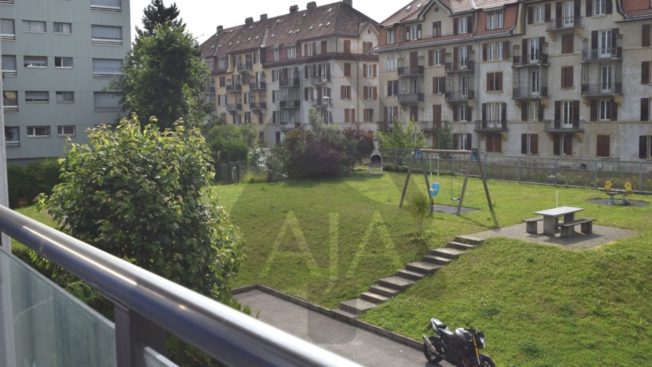 Blick auf gemeinschaftlichen Innenhof mit Grünfläche