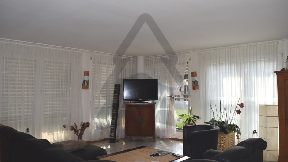 Wohnzimmer mit großen Fenstern
