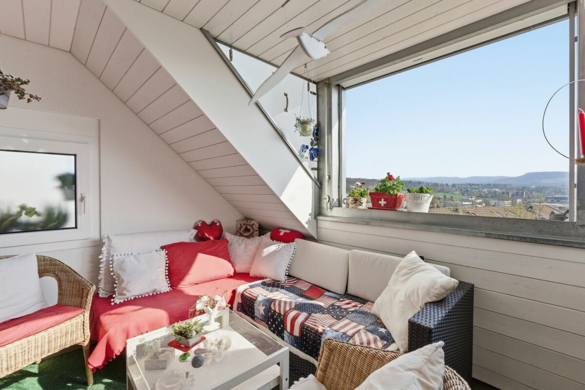 Heller Dachbalkon mit Lounge-Sitzgruppe und Panoramablick