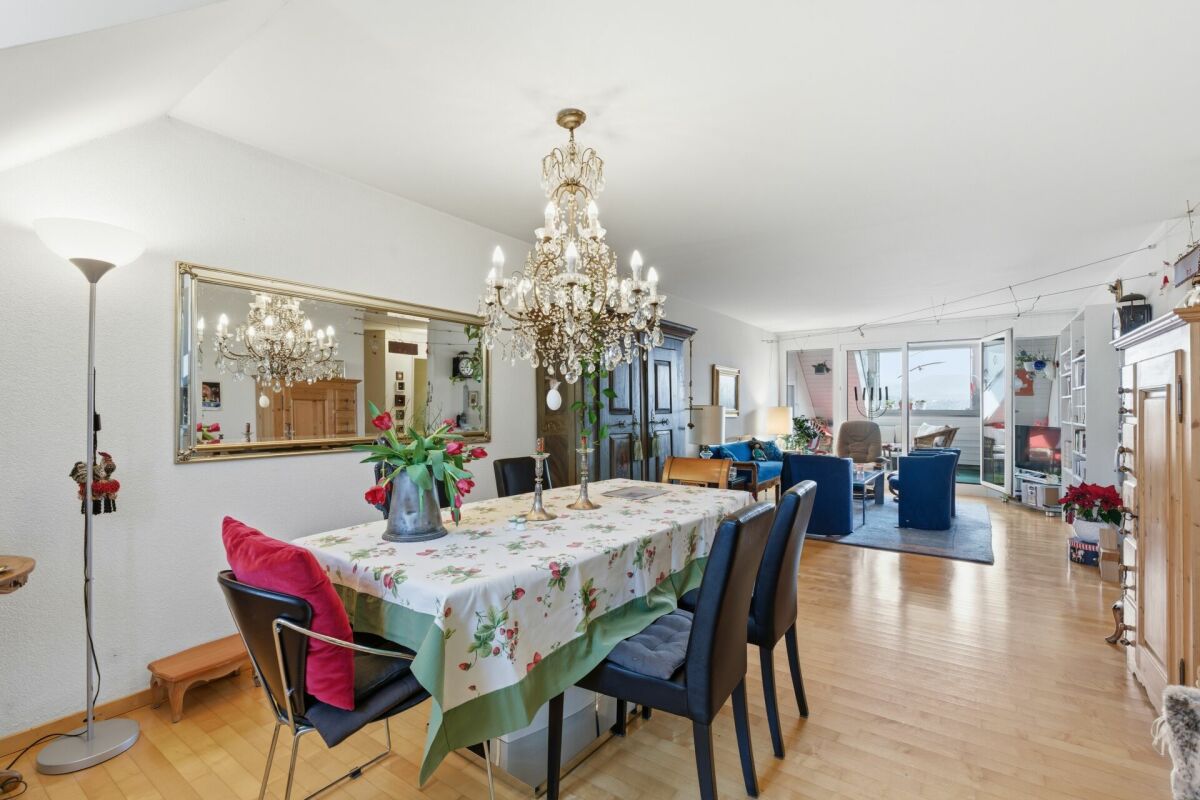 Wohn- und Essbereich mit Zugang zum Balkon