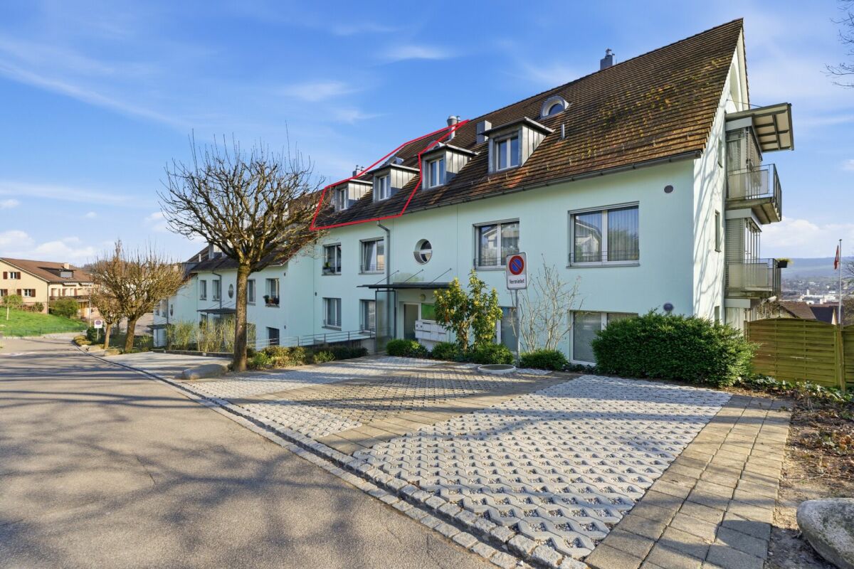 Mehrfamilienhaus mit Satteldach und Eingangsbereich