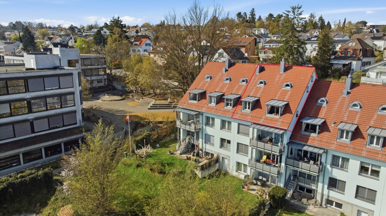 Mehrfamilienhaus mit rotem Satteldach