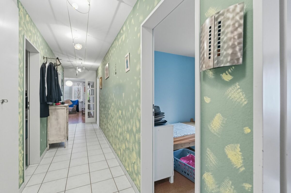 Langer Flur mit farbigen Wänden