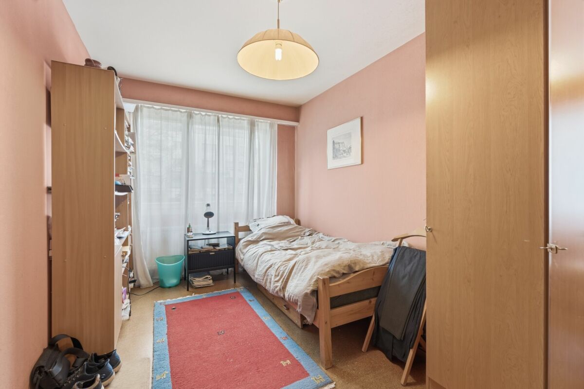 Schlafzimmer mit einfachem Mobiliar