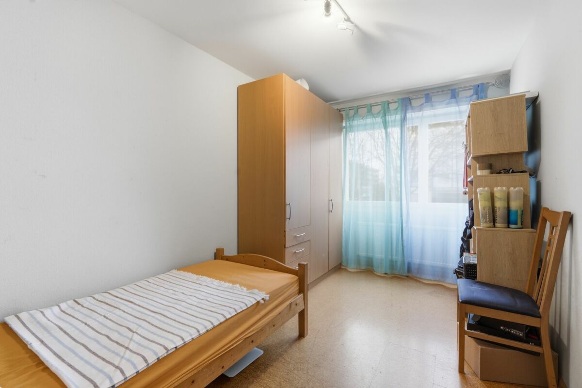 Schmales Schlafzimmer mit Einzelbett und Kleiderschrank