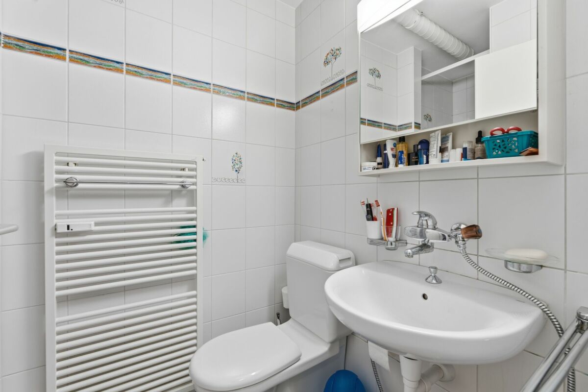 Gäste-WC mit Waschbecken und Spiegelschrank