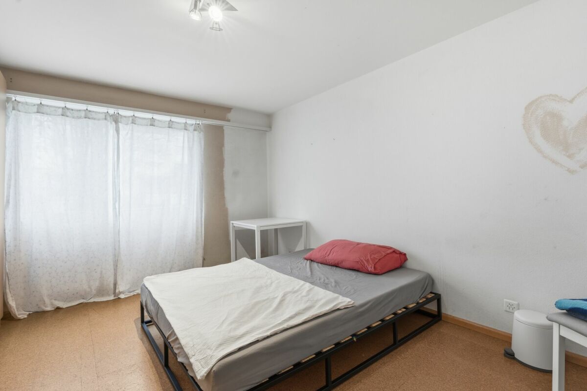 Schlichtes Schlafzimmer mit Einzelbett