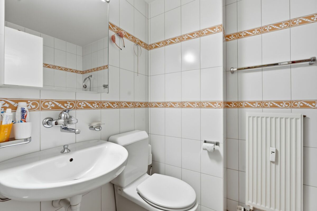 Helles Gäste-WC mit Waschtisch und Toilette