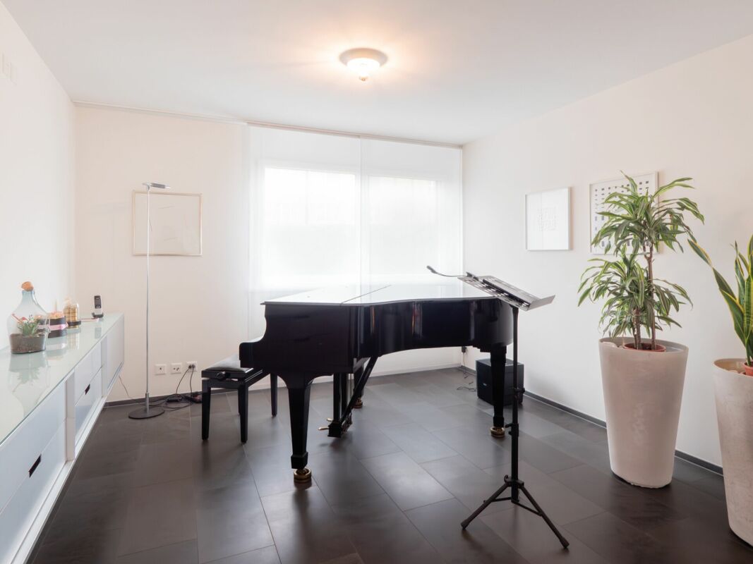 Kleines Musikzimmer mit Flügel