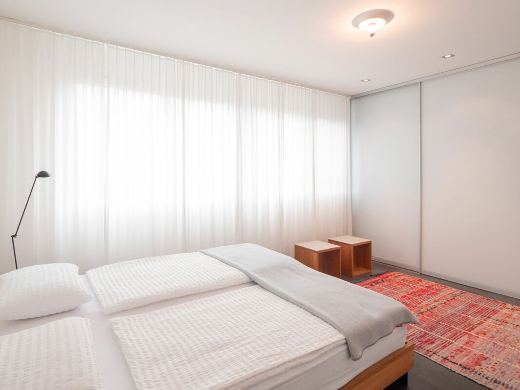 Helles minimalistisches Schlafzimmer