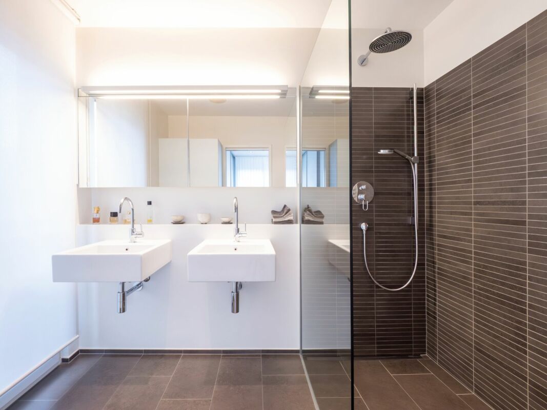 Modernes Badezimmer mit Doppelwaschbecken und Regendusche