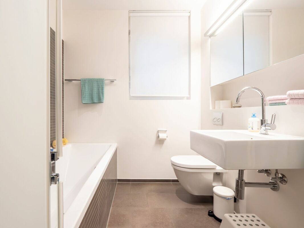 Modernes Badezimmer mit Wanne, WC und Waschtisch