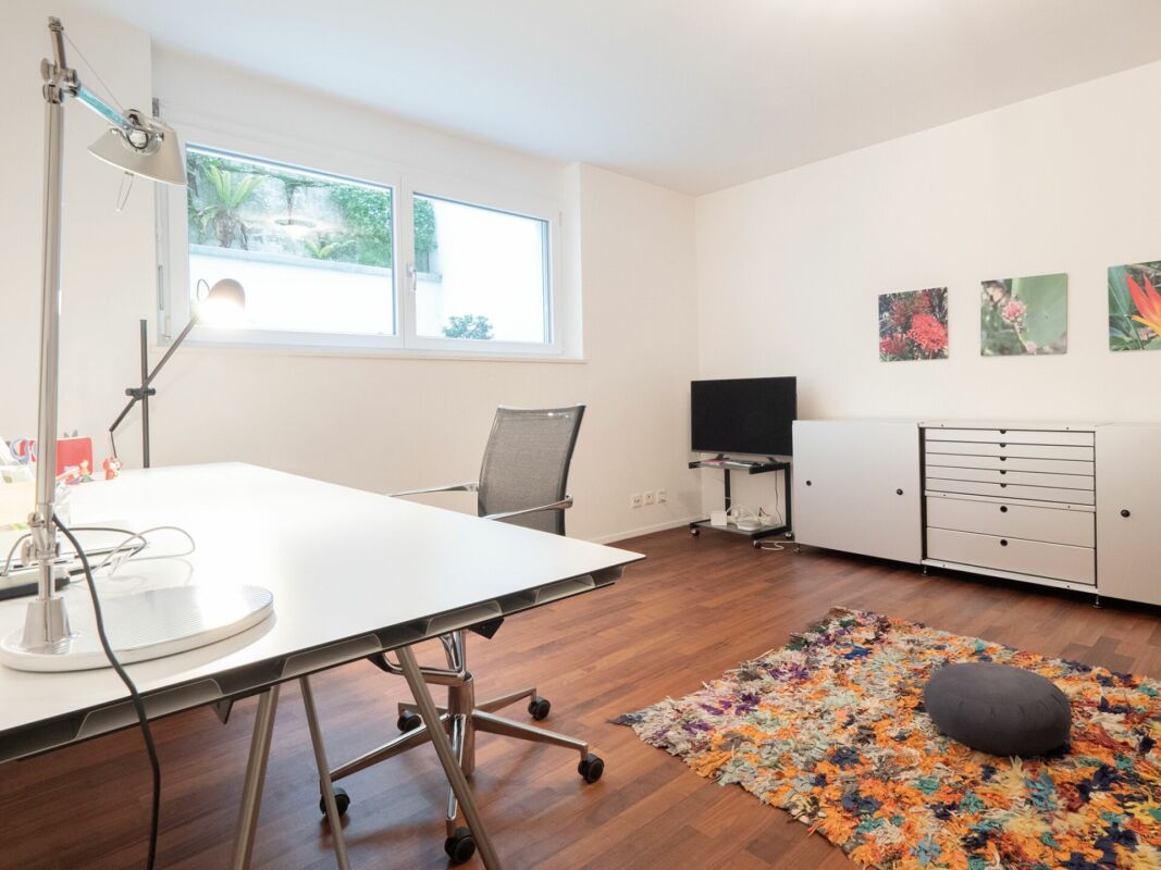 Helles Arbeitszimmer mit großen Fenstern