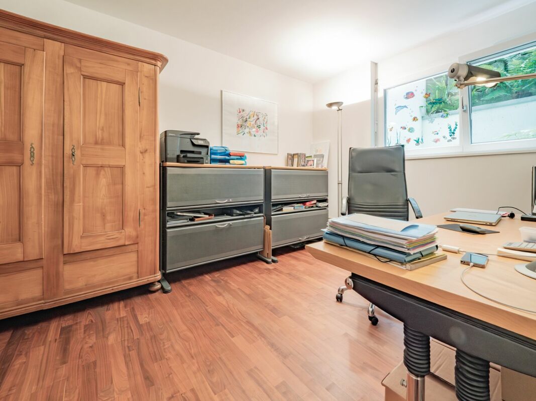 Helles Arbeitszimmer mit Holzmöbeln