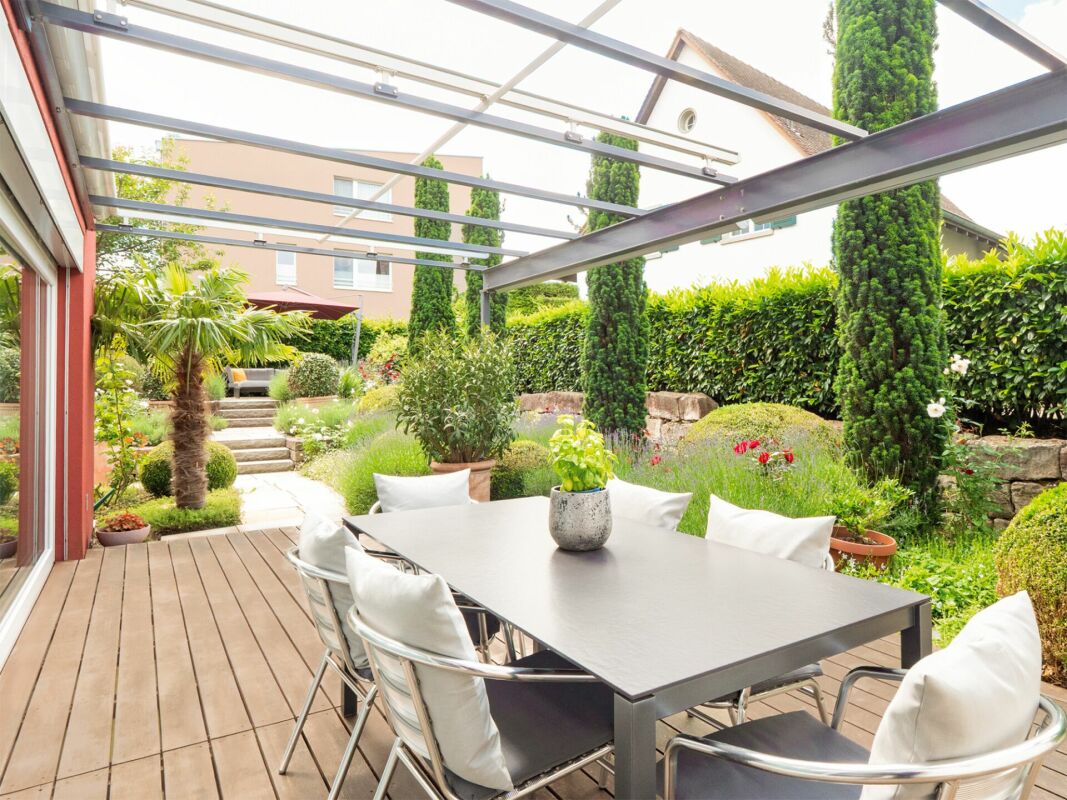 Terrasse mit Essplatz und Gartenblick