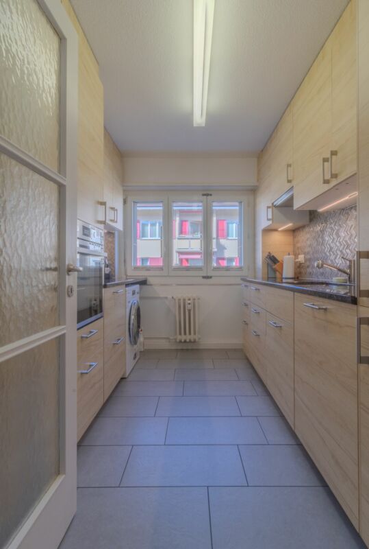 Schmale Einbauküche mit Fensterfront