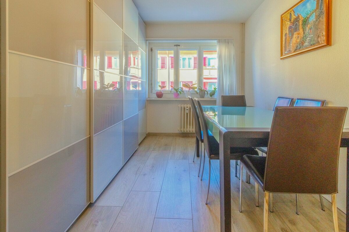 Esszimmer mit Schrankwand und Glas-Esstisch