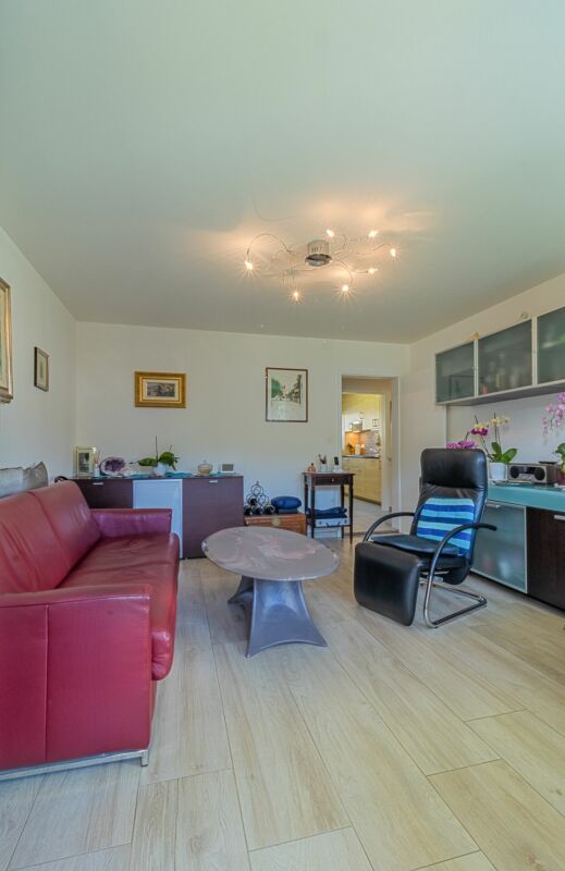 Wohnzimmer mit offener Durchgangszone