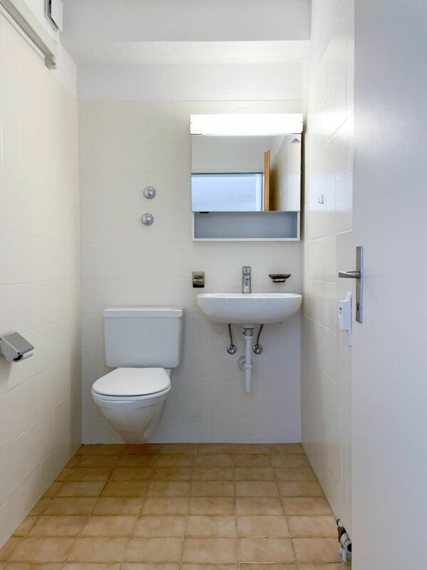 Gäste-WC mit wandhängendem WC und Waschbecken