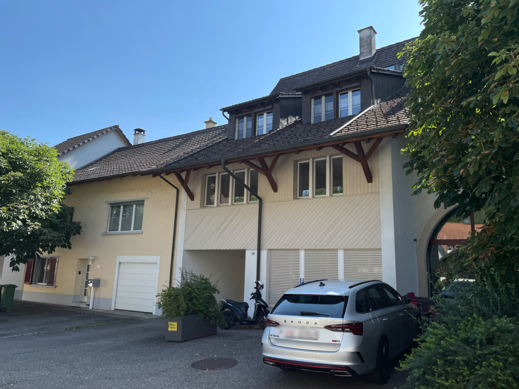 Mehrfamilienhaus mit Zufahrt
