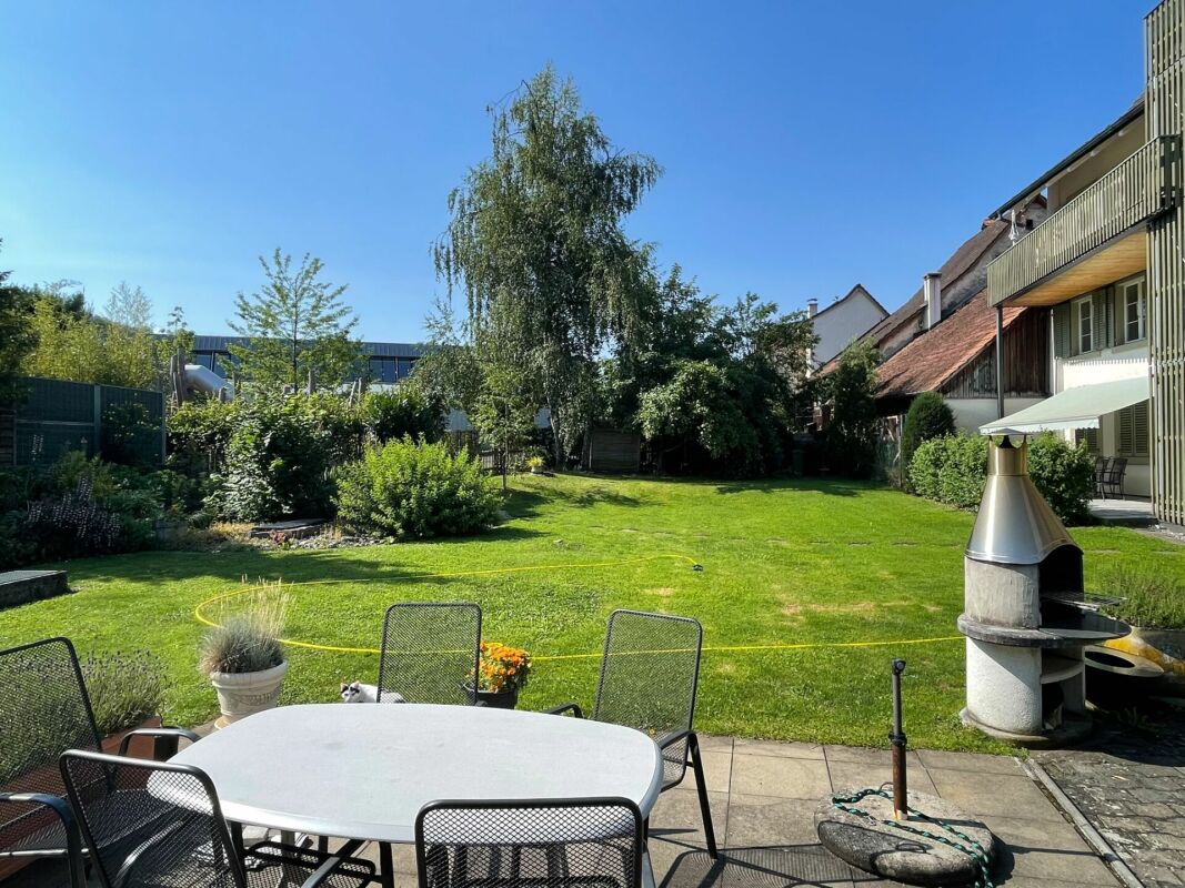 Großer Garten mit Terrasse