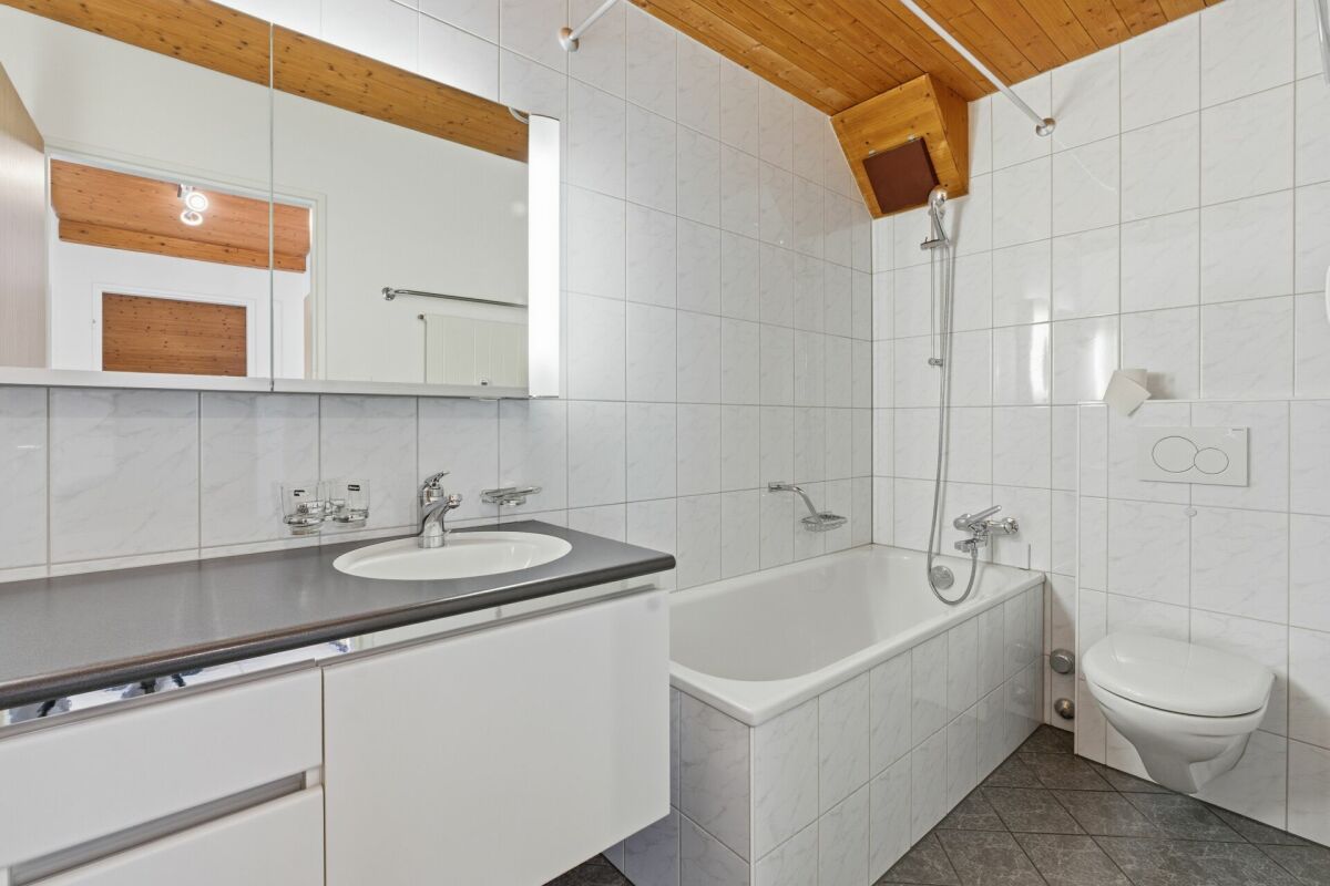 Badezimmer mit Badewanne und Dachschräge