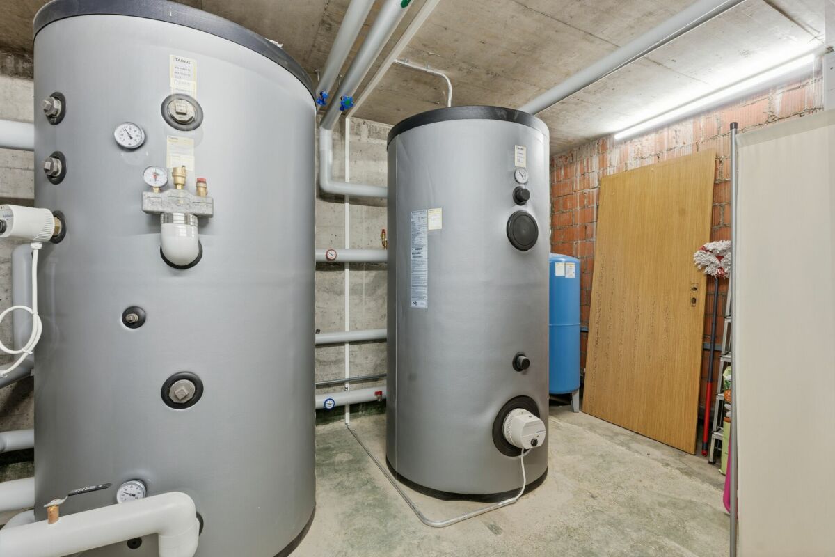 Technikraum mit großen Speicherbehältern