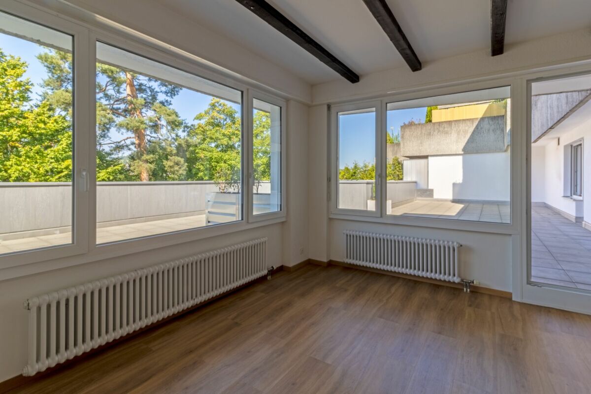 Heller Raum mit großen Fenstern und Terrasse