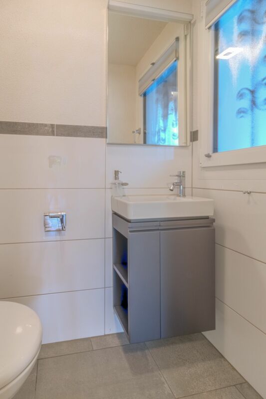 Modernes Gäste-WC mit Waschtisch