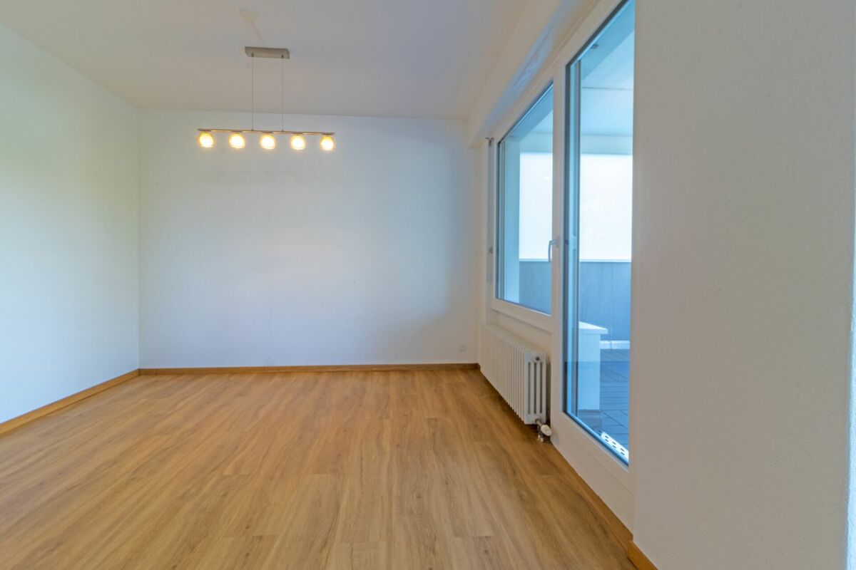 Leerer heller Wohnraum mit Holzoptikboden