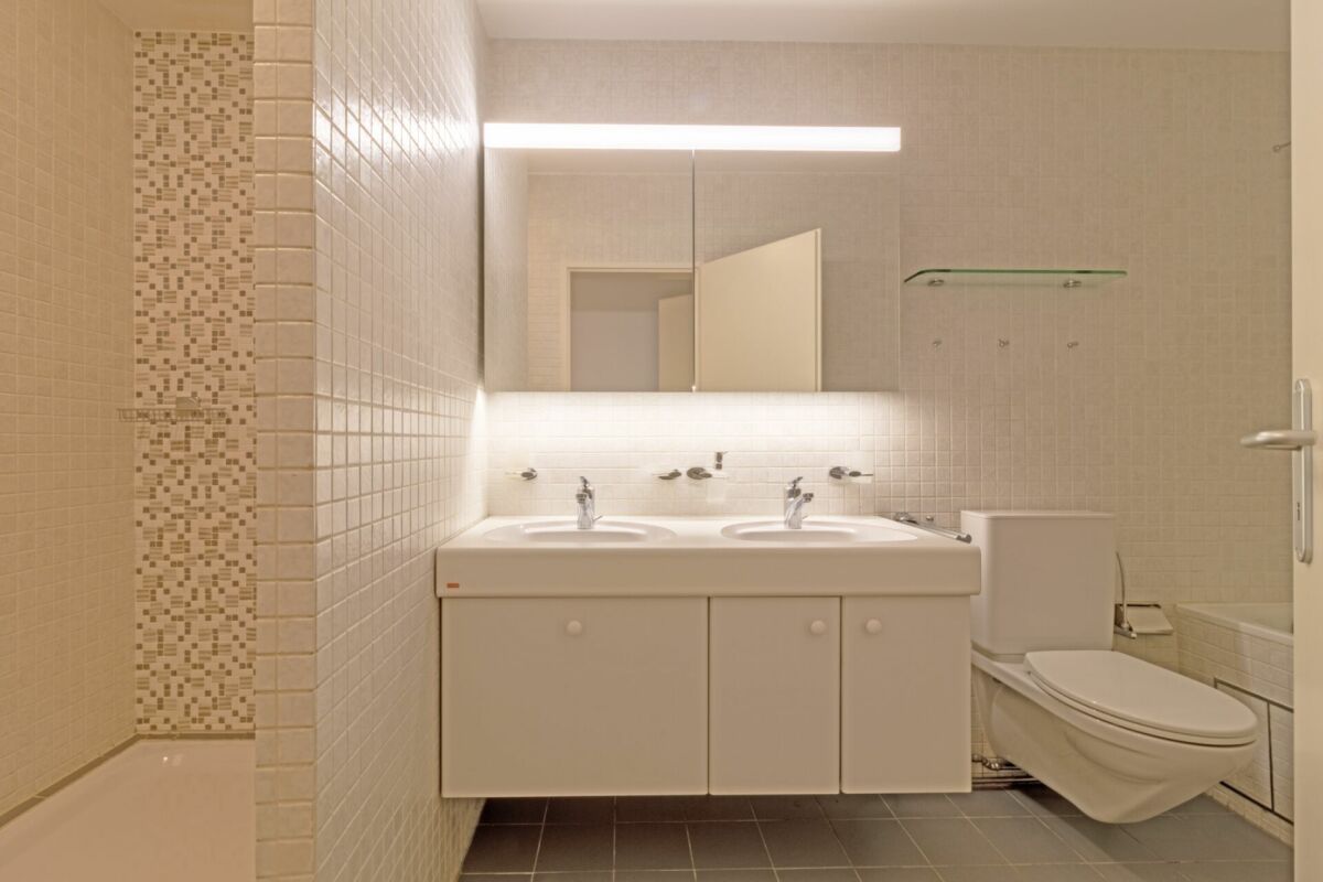 Modernes Badezimmer mit Doppelwaschtisch und Walk-in-Dusche