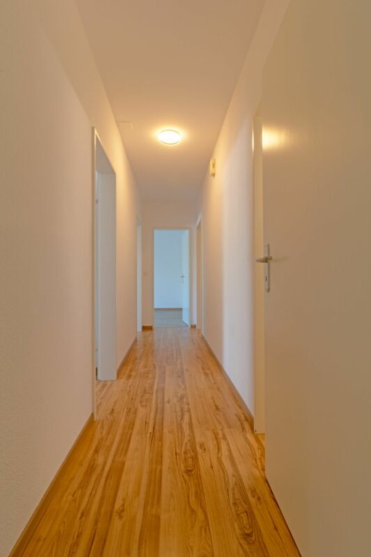 Heller Flur mit Holzoptik-Boden