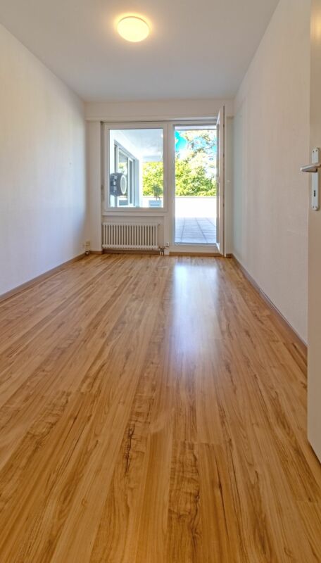 Schmaler leerer Raum mit Terrassentür