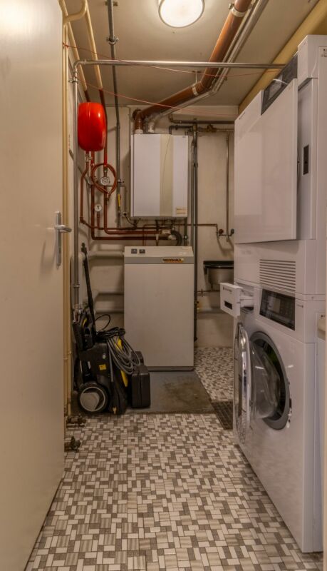 Hauswirtschafts-/Technikraum mit Heizungsanlage