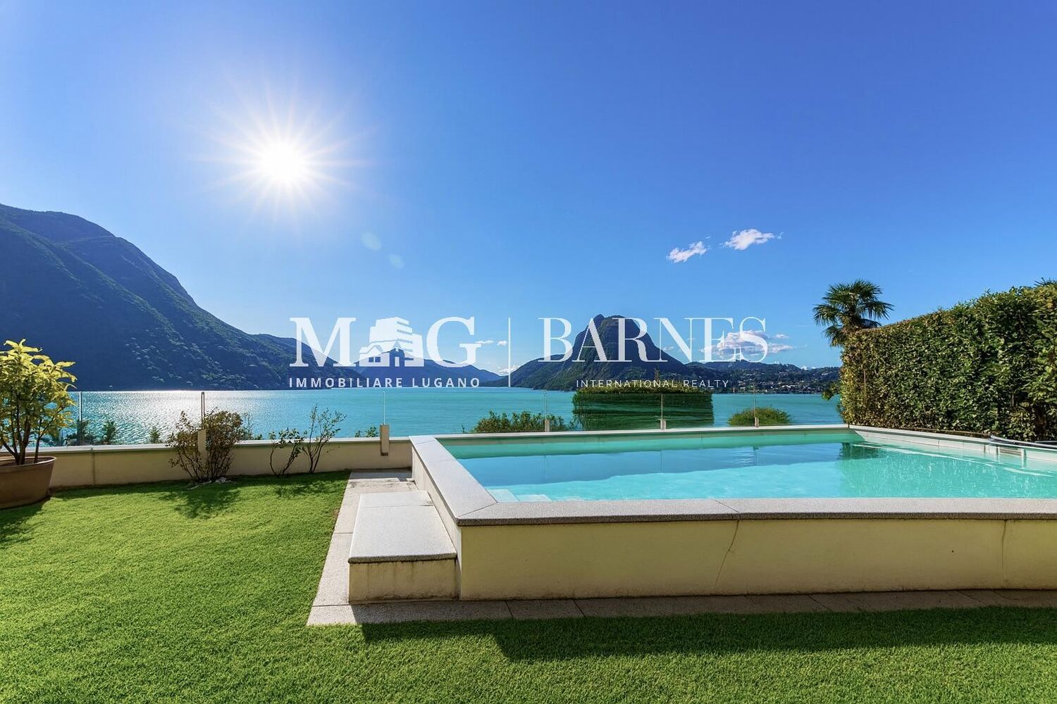 Außenbereich mit Pool und Seeblick
