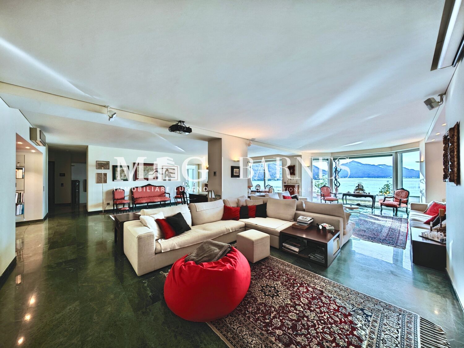 Großzügiges Wohnzimmer mit Seeblick