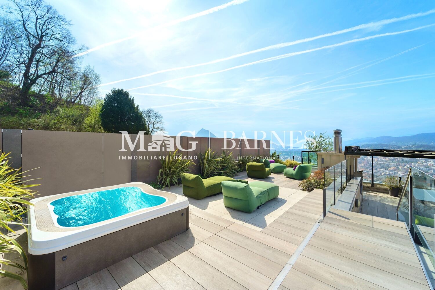 Dachterrasse mit Whirlpool und Lounge-Bereich