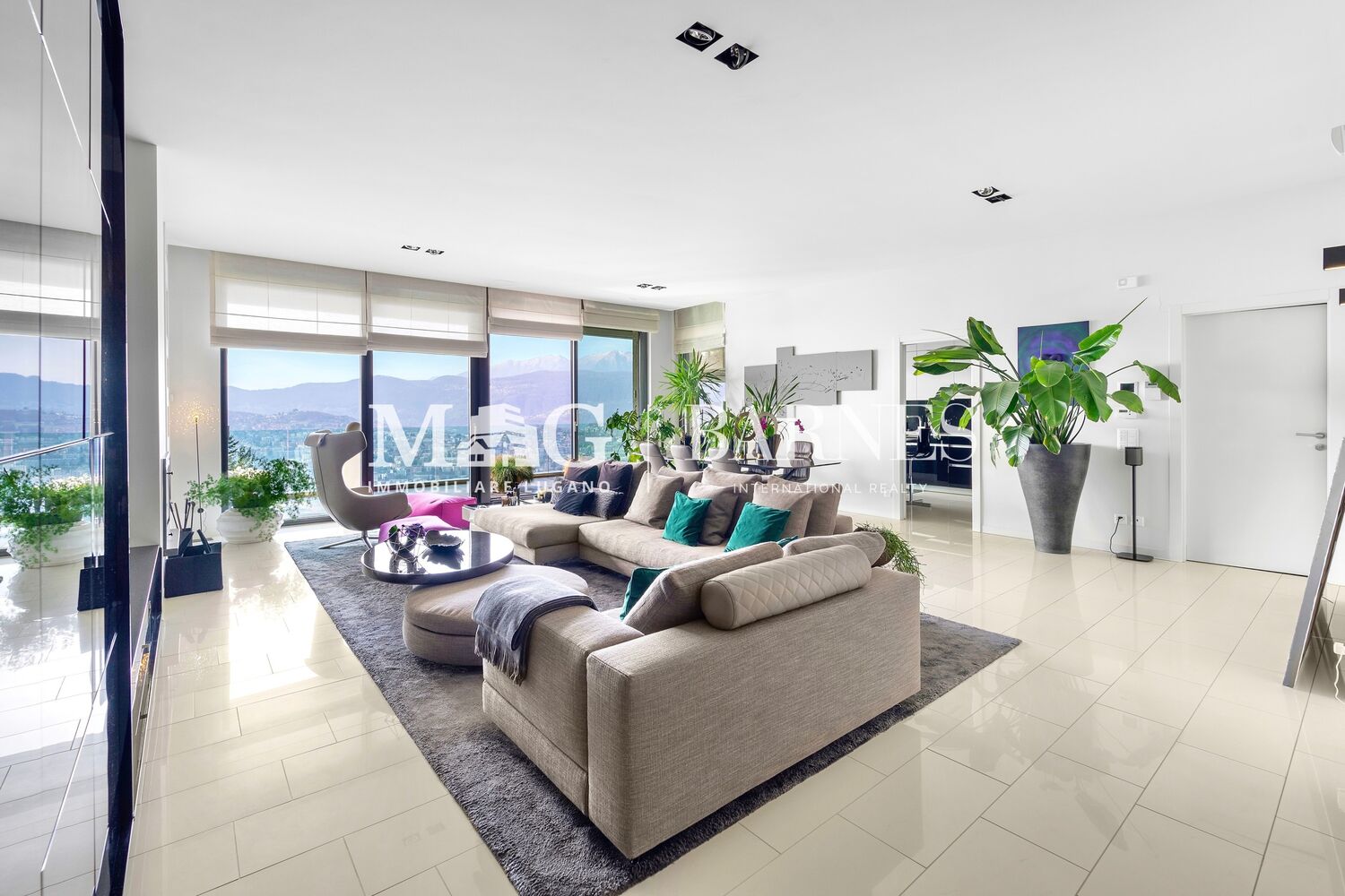 Modernes Panorama-Wohnzimmer mit großer Fensterfront