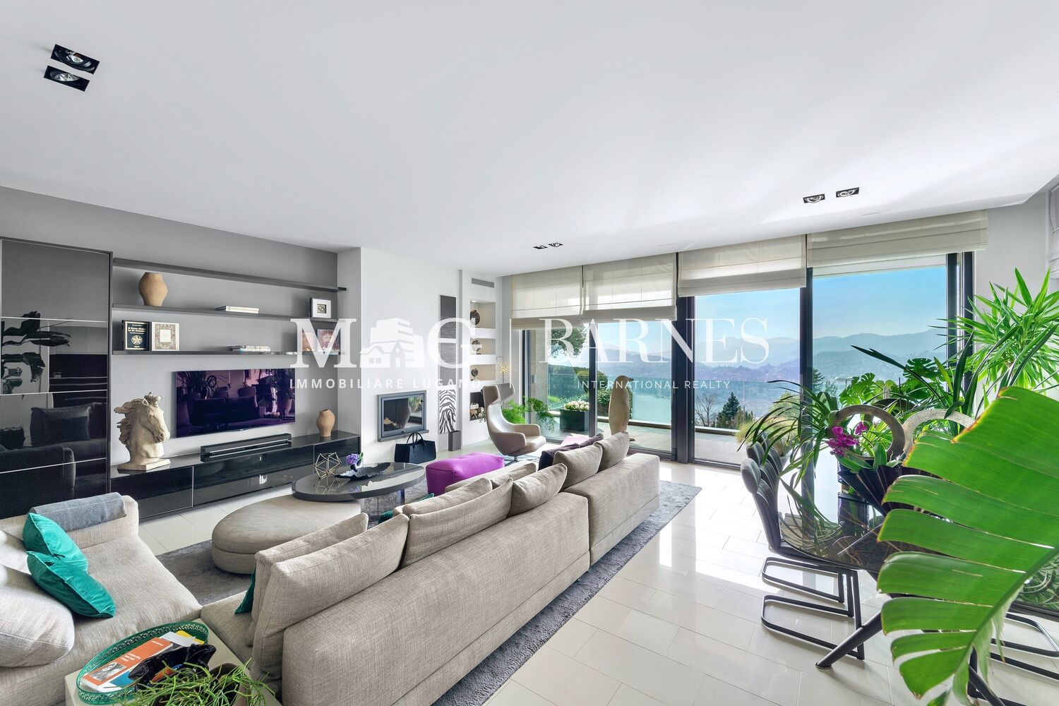 Helles, modernes Wohnzimmer mit Panoramablick