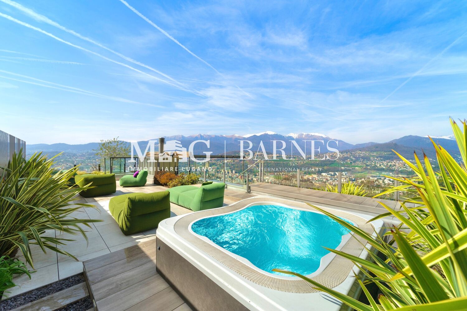 Dachterrasse mit Whirlpool und Bergpanorama