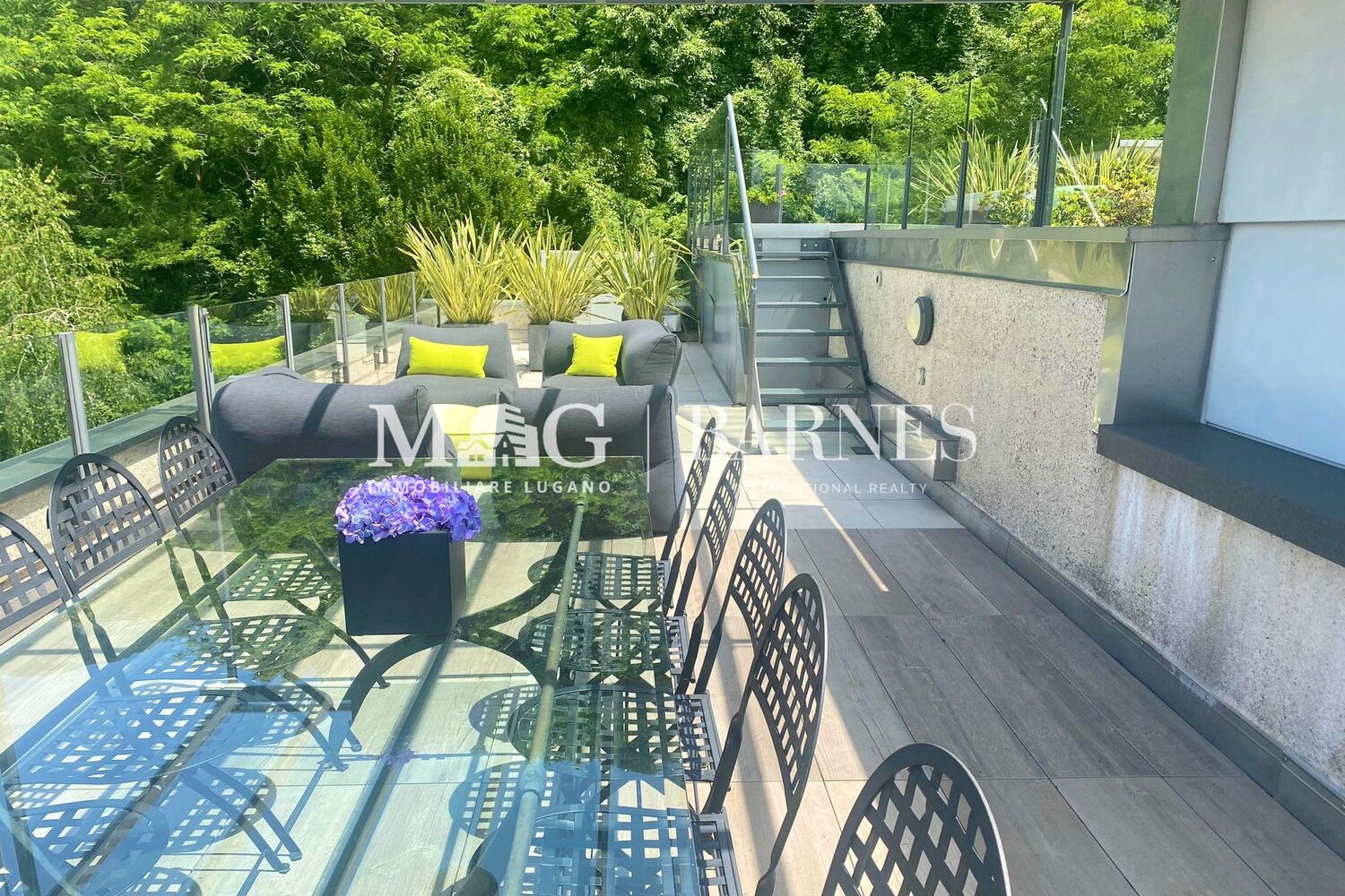 Moderne Dachterrasse mit Lounge- und Essbereich