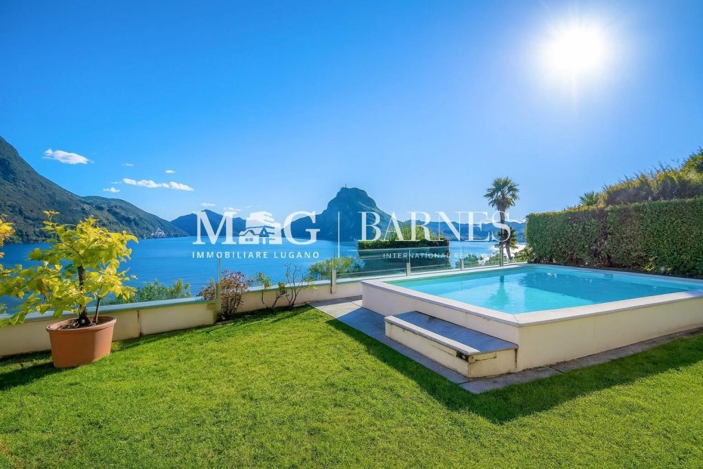 Luxuriöser Außenbereich mit Pool und Seeblick