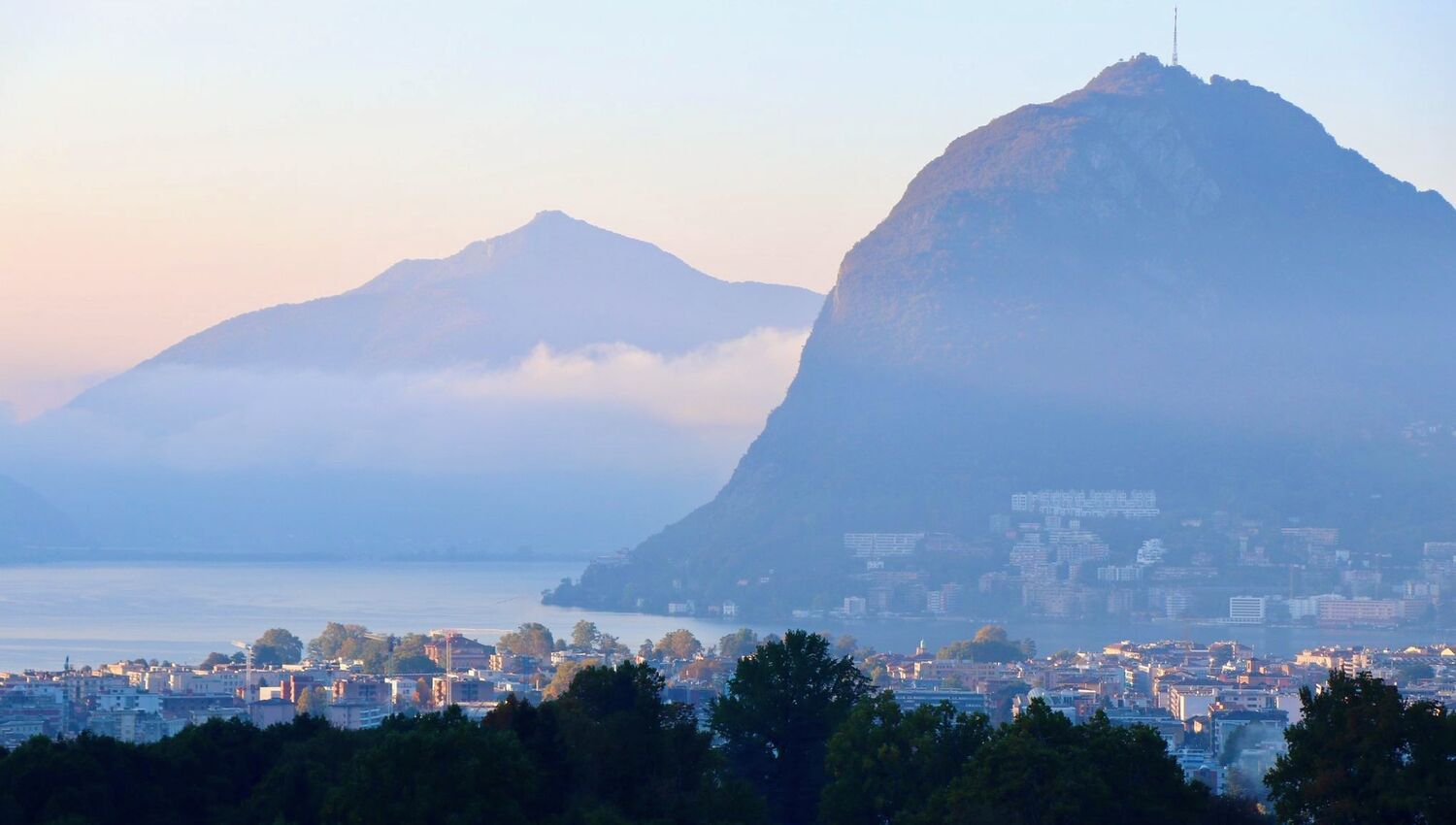Stadt- und Bergblick über eine Küstenstadt