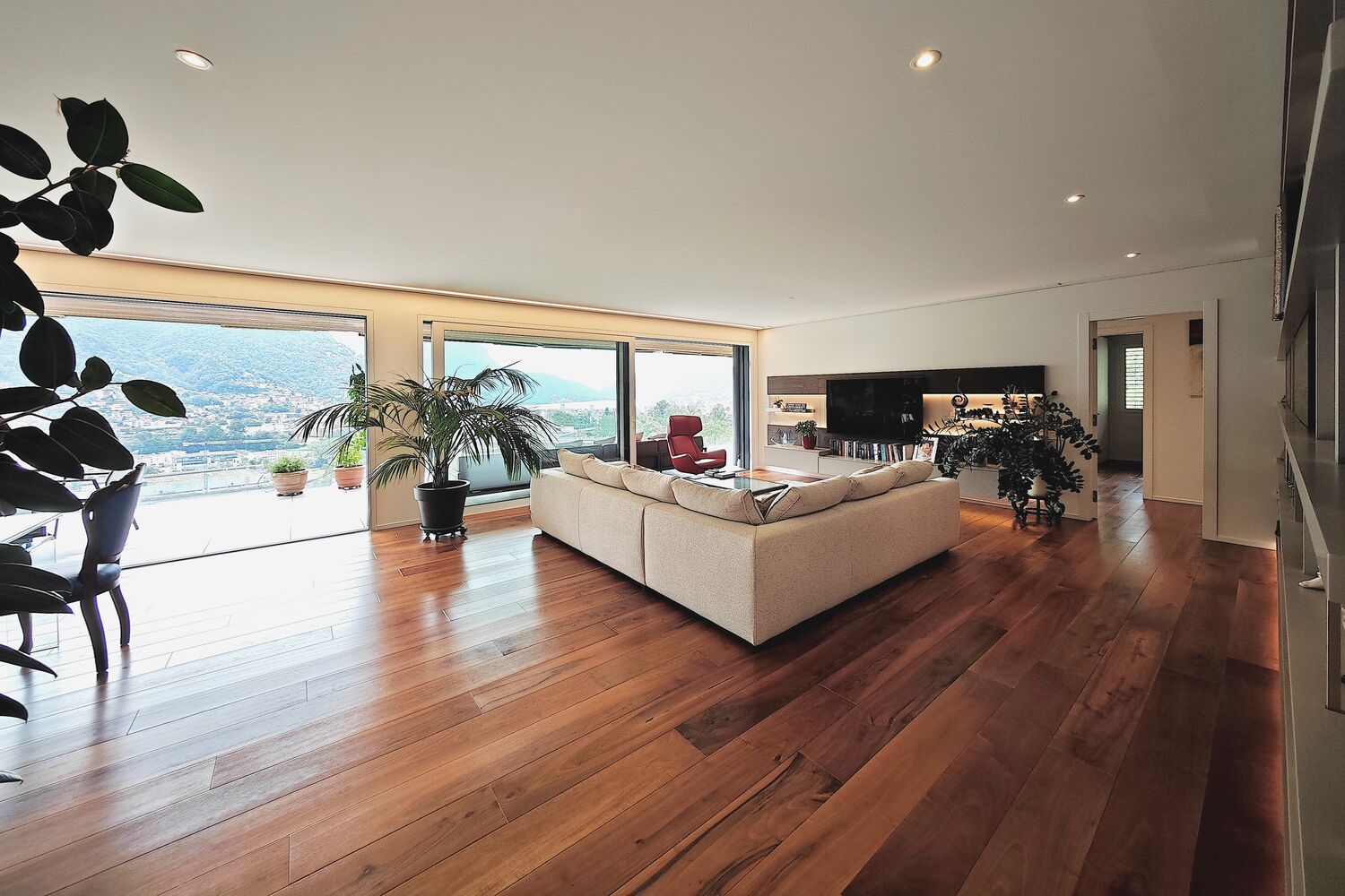 Großzügiges Wohnzimmer mit Panoramaausblick